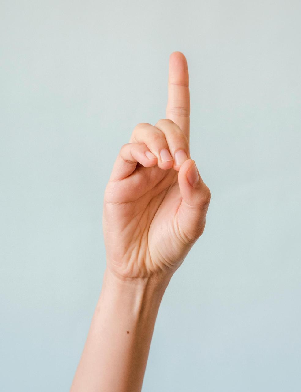 Hand mit ausgestrecktem Zeigefinger