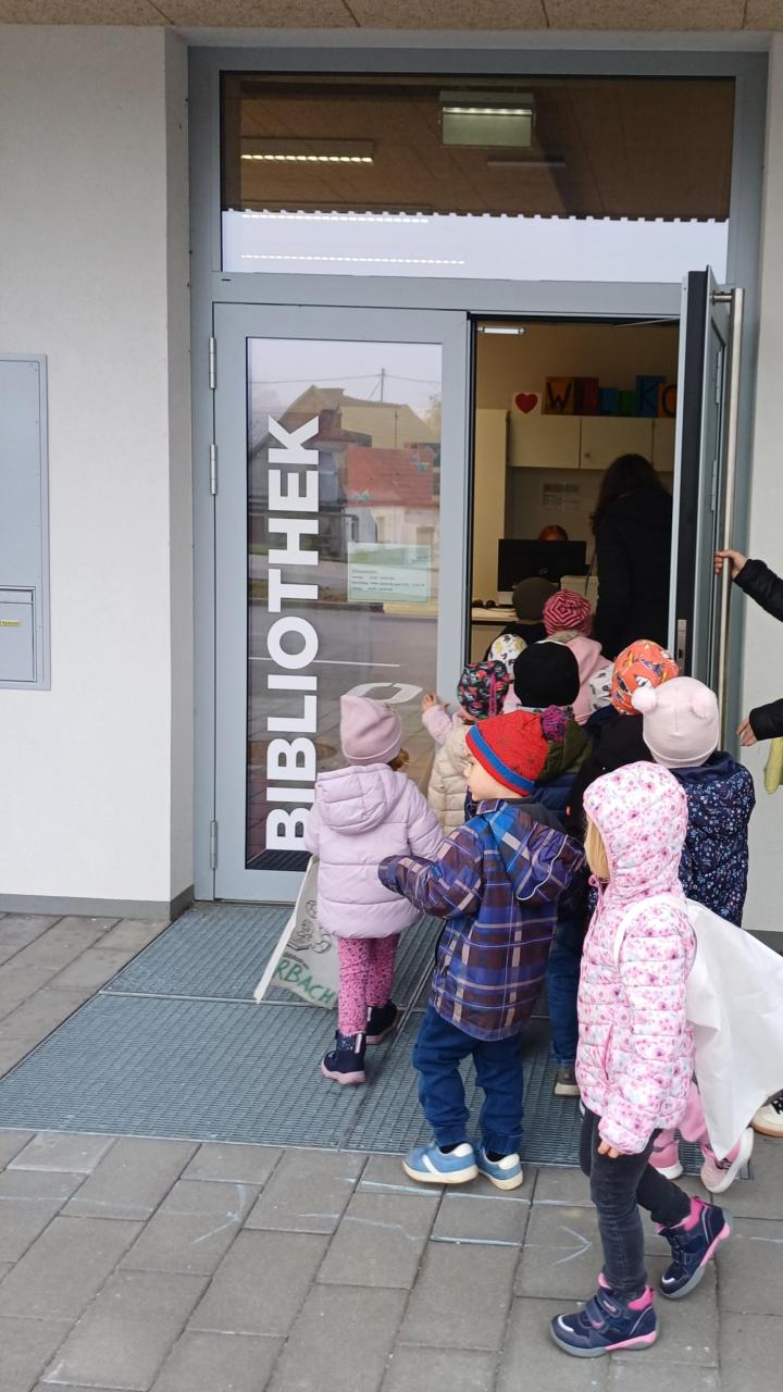 Kinder im Eingang der Bibliothek 