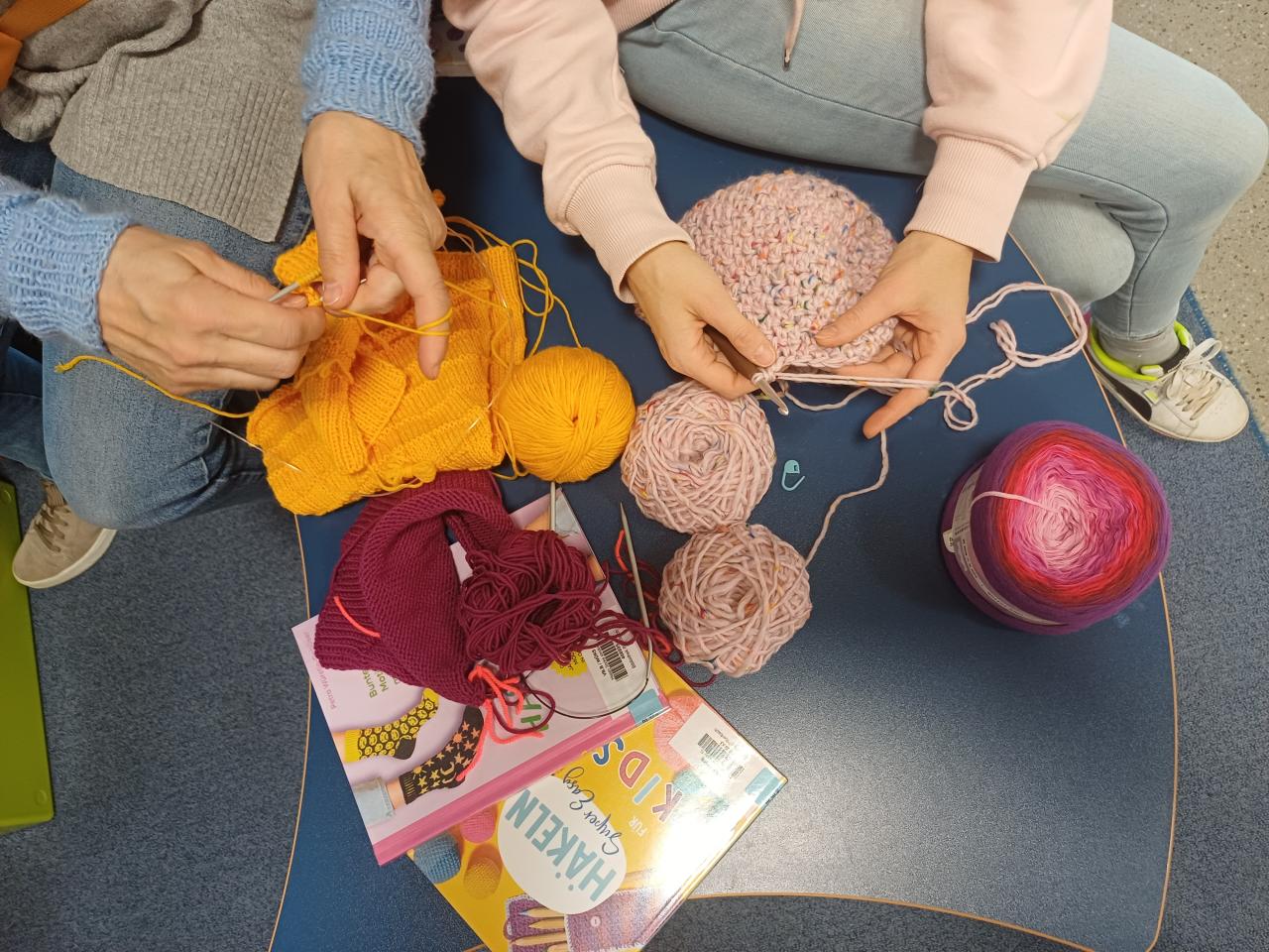 Hände mit Stricksachen