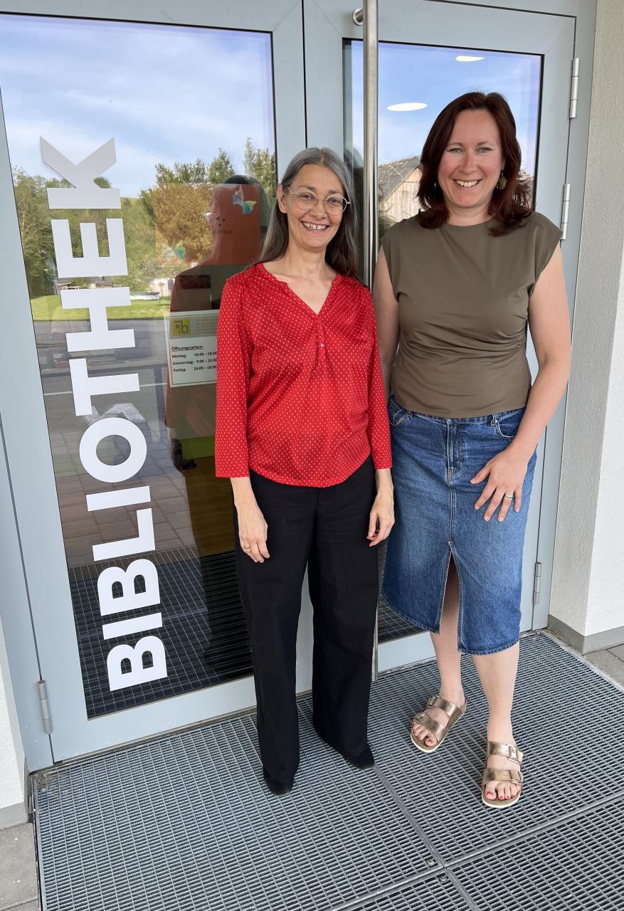 Susanne Kuffner und Hannelore Kofler vor der Bücherei Piberbach