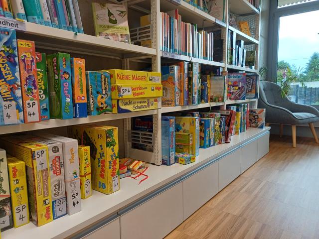 Spieleregal