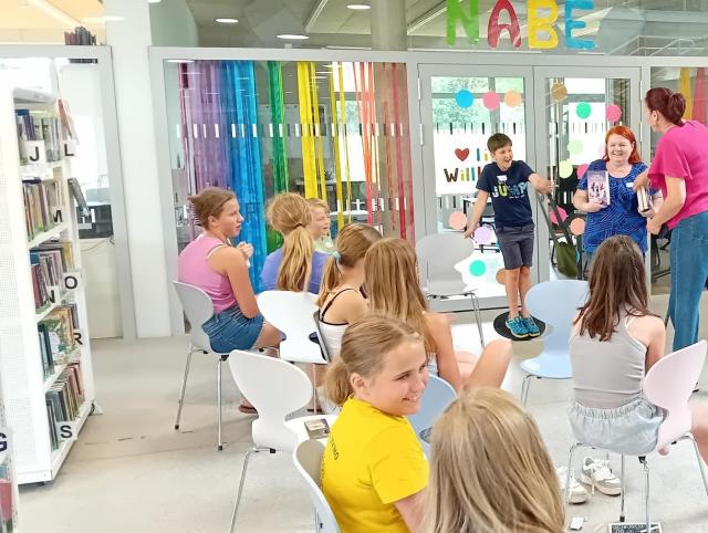Kinder im Halbkreis bei einem Workshop