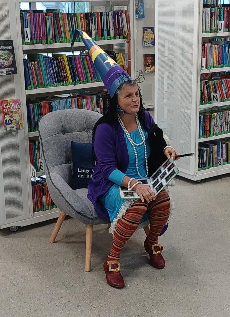 Zilly sitzend am Sessel