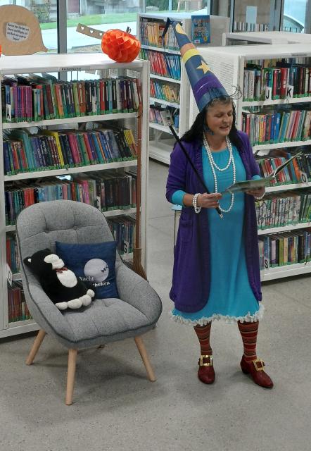 Zilly stehend neben Sessel