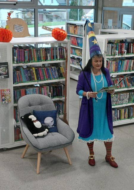 Zilly stehend neben Sessel