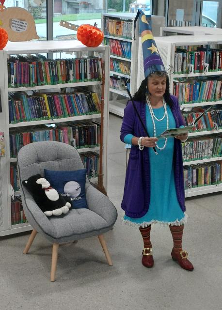 Zilly stehend neben Sessel