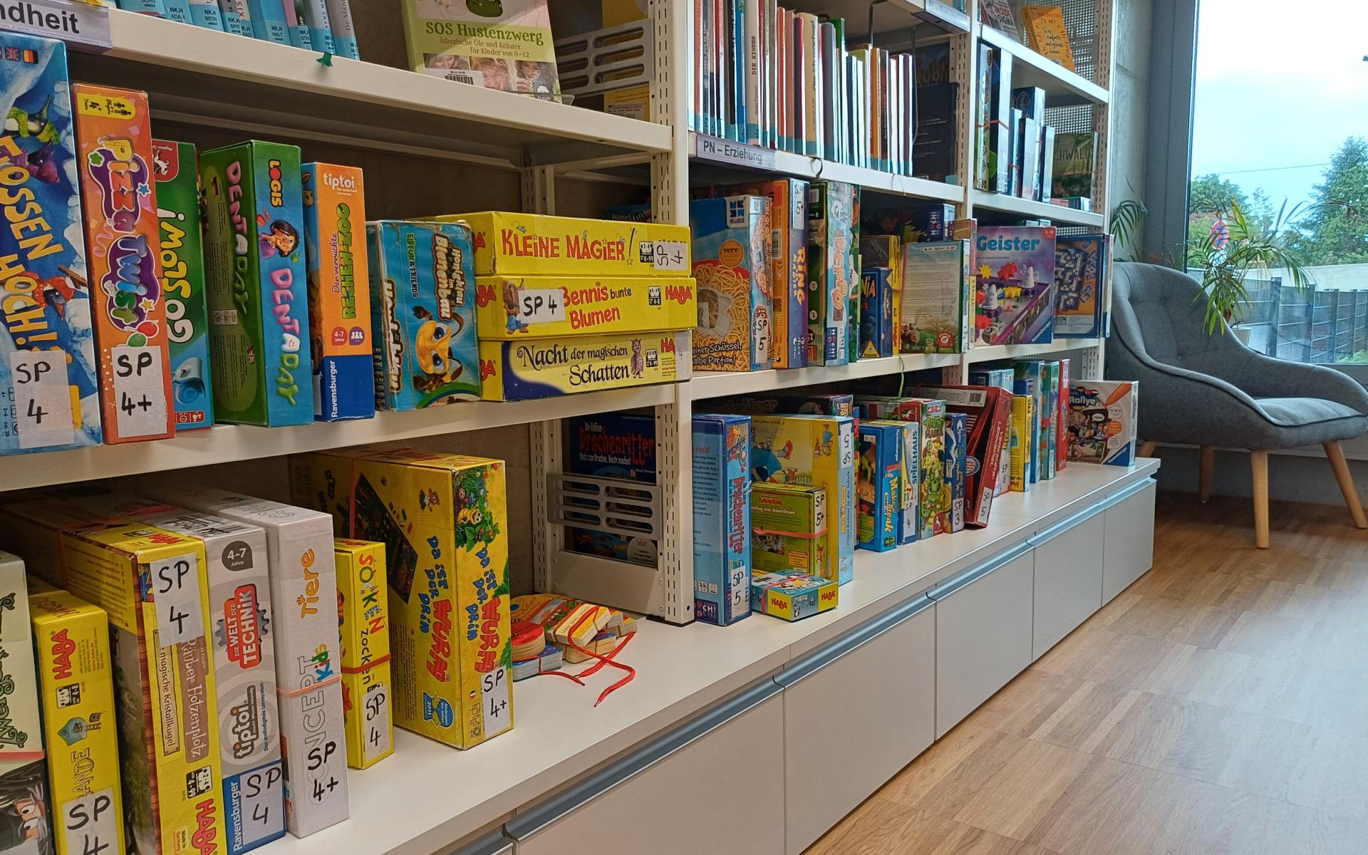 Spieleregal