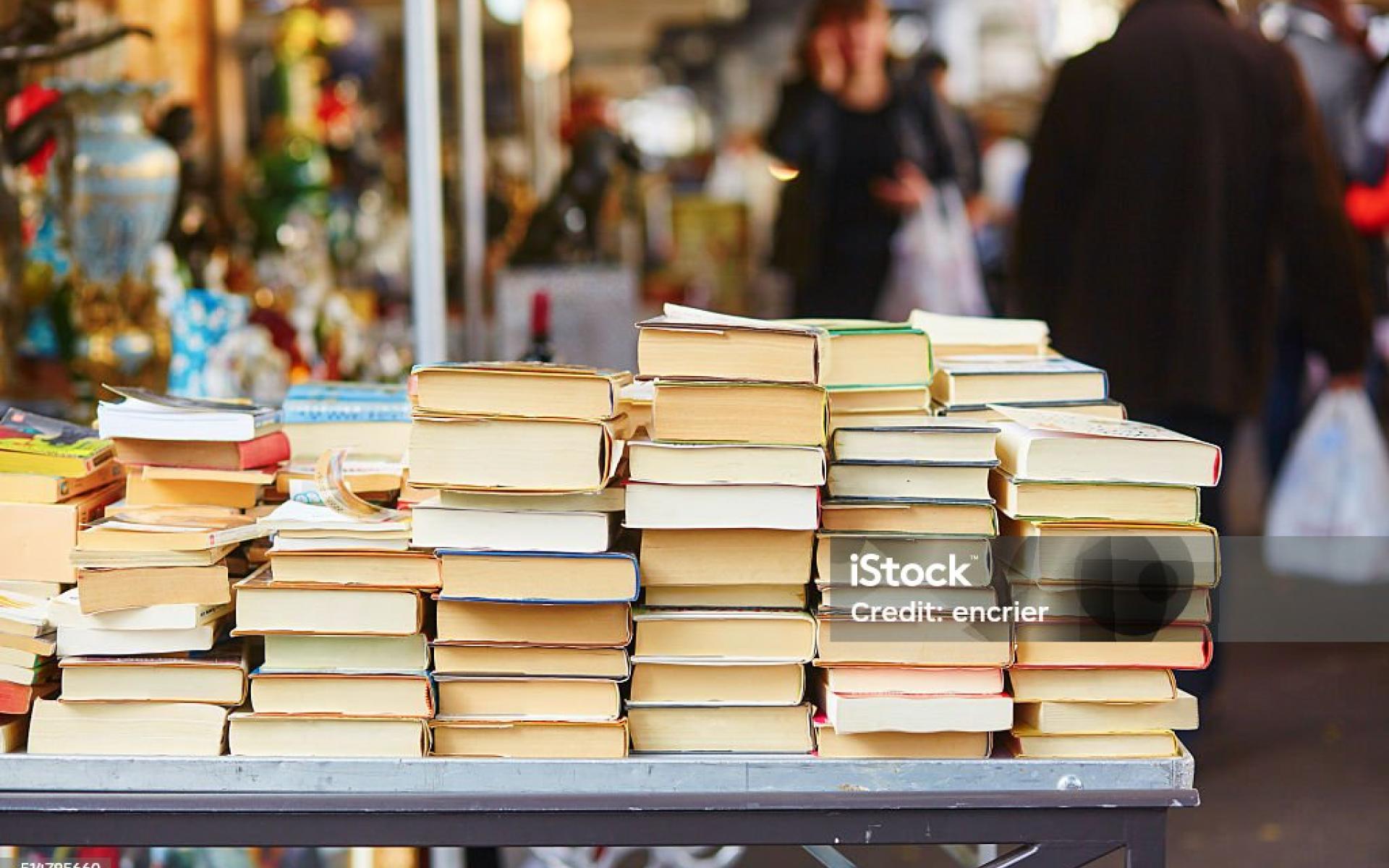 Symbolbild: gestapelte Bücher auf Flohmarkt