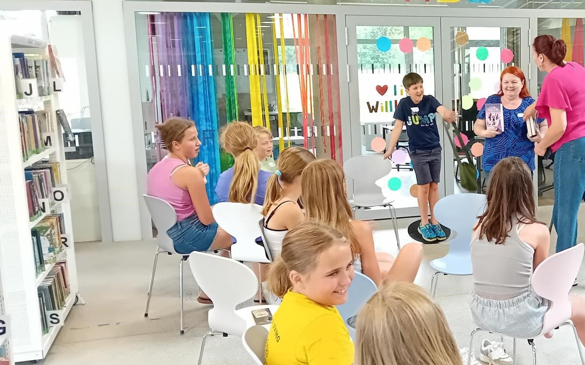 Kinder im Halbkreis bei einem Workshop