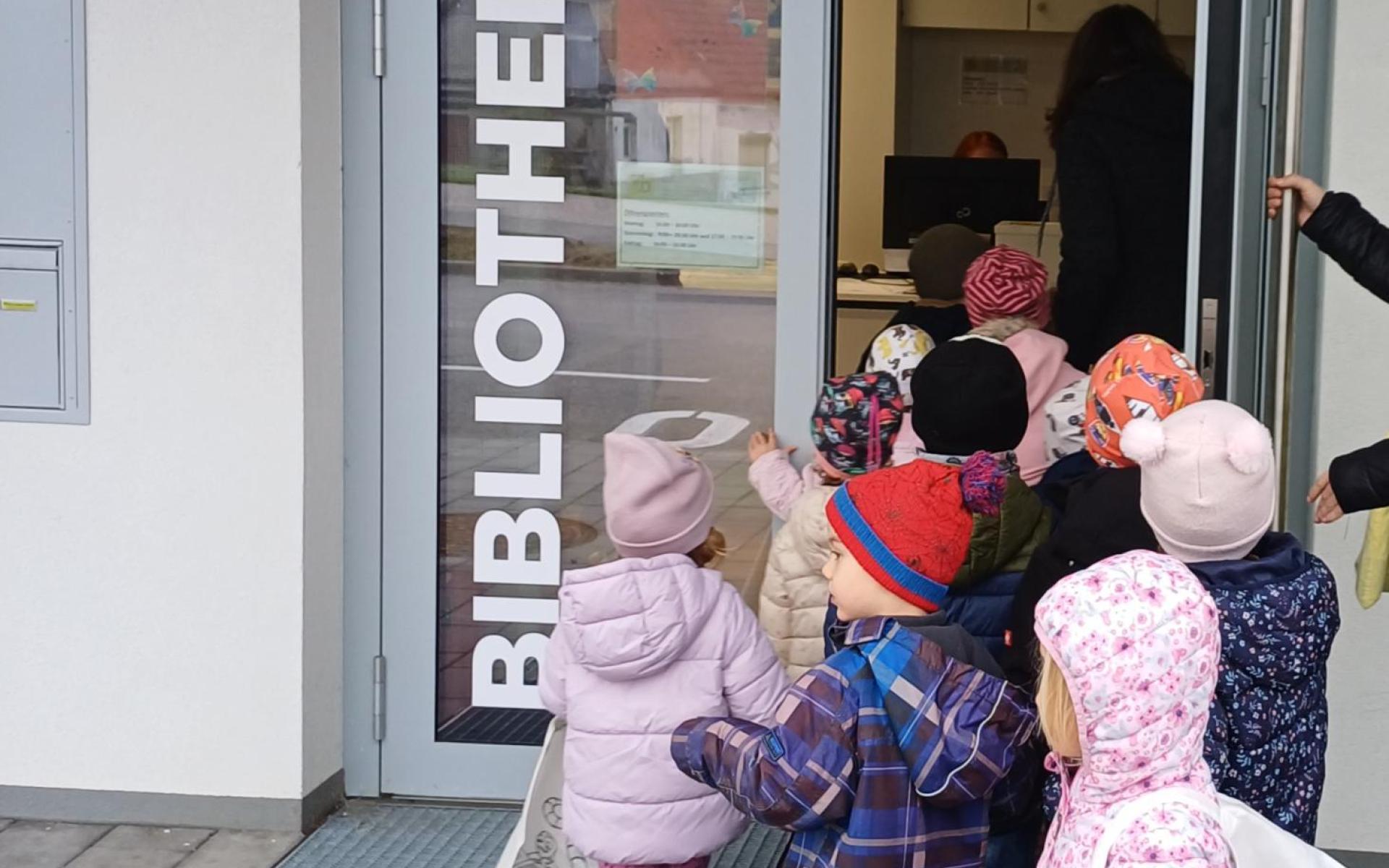 Kinder im Eingang der Bibliothek 