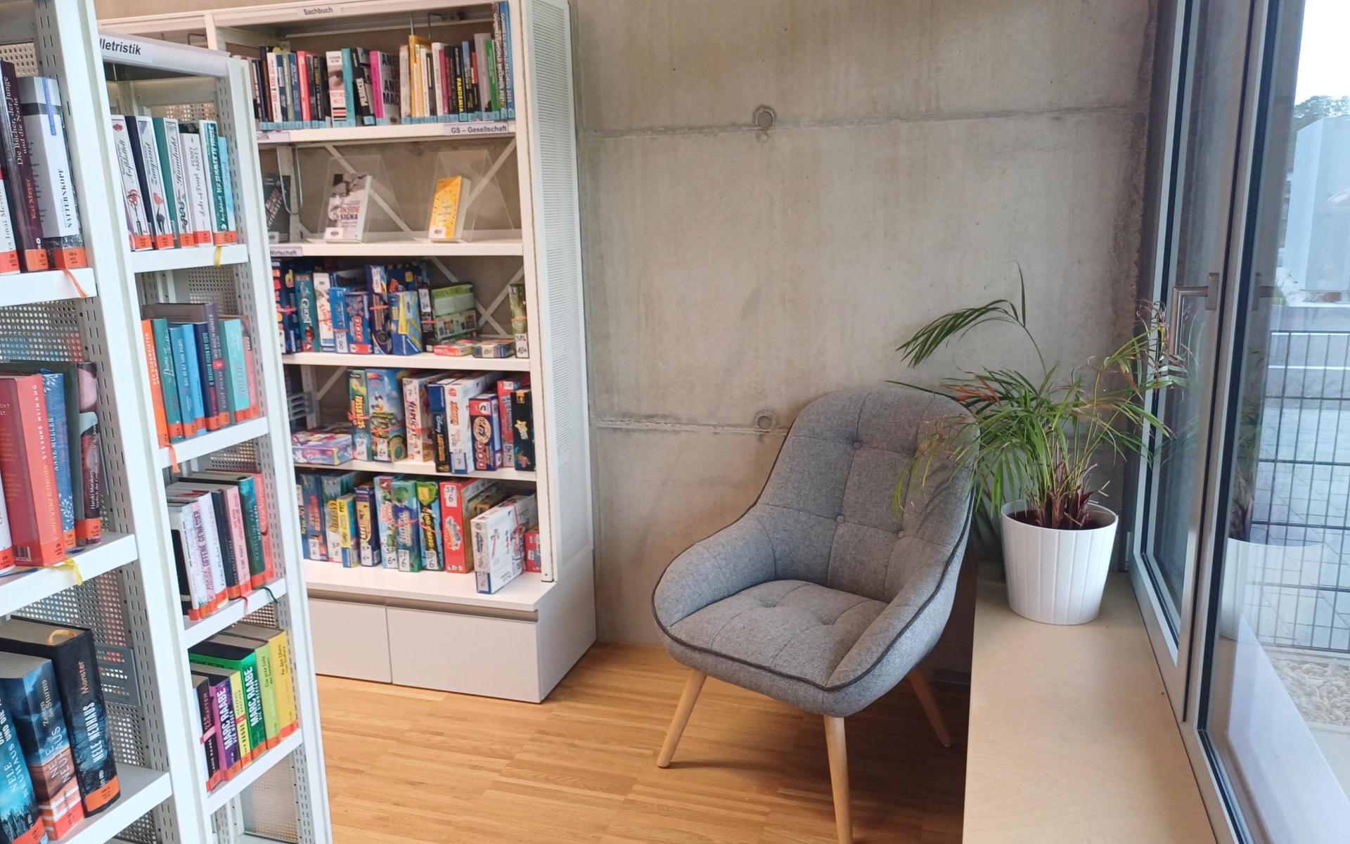 Regalwand mit Stuhl 