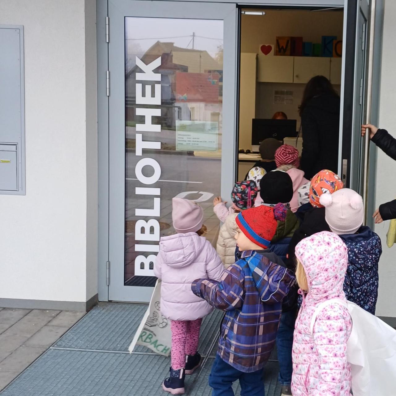 Kinder im Eingang der Bibliothek 