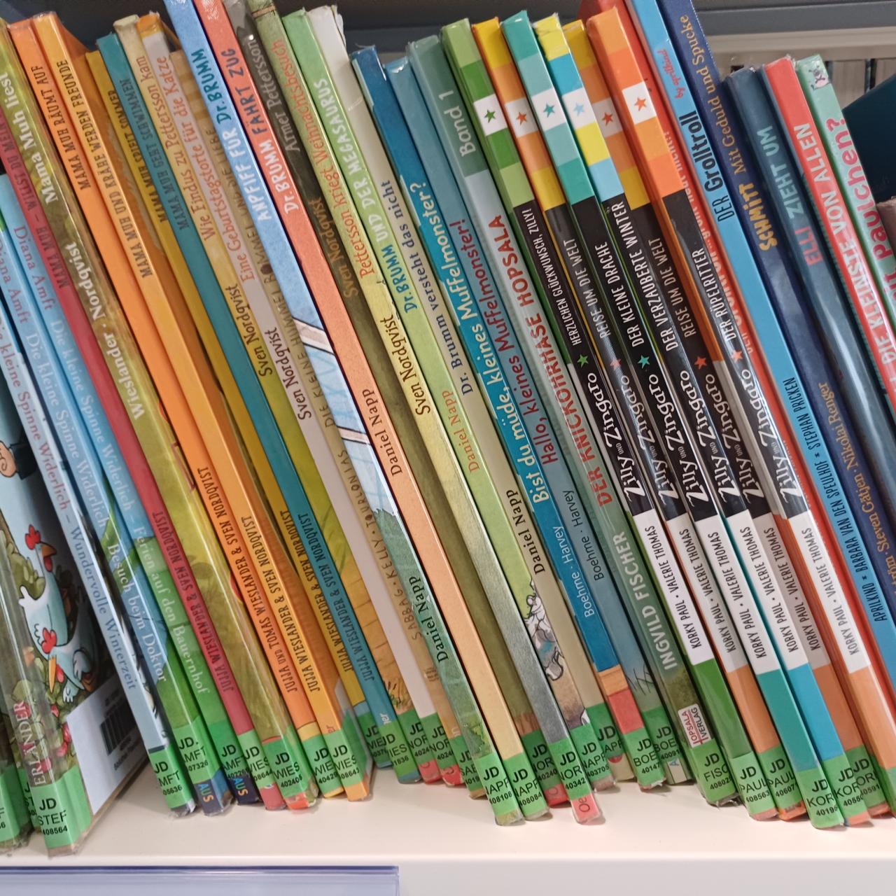 Buchrücken im Regal